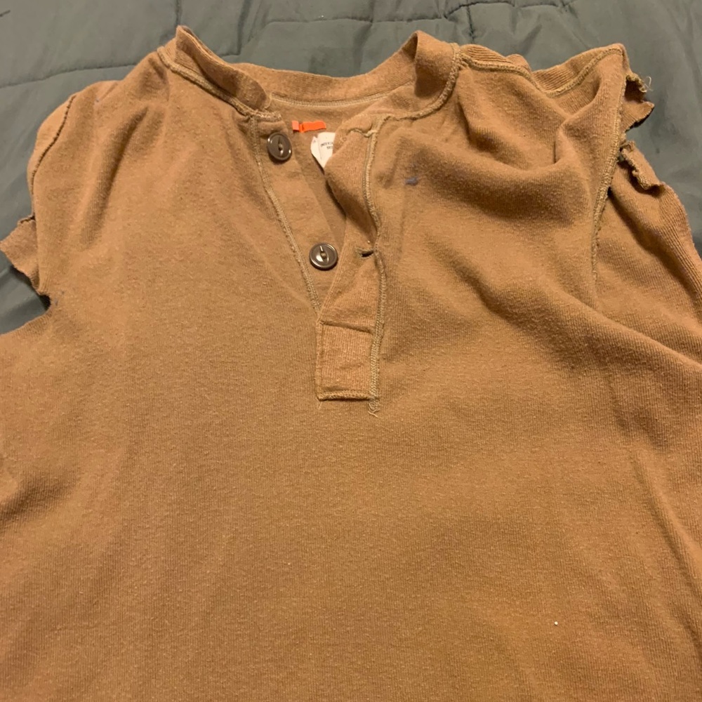 brown 2 button sleeveless top.